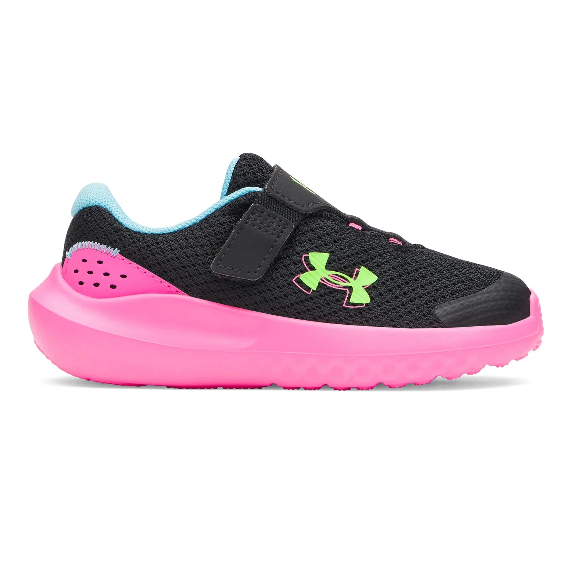 Espadrilles UA Surge 4 AC - Under Armour noires et roses, détails verts et bleus, tissu mesh, pour enfant, vue de profil.