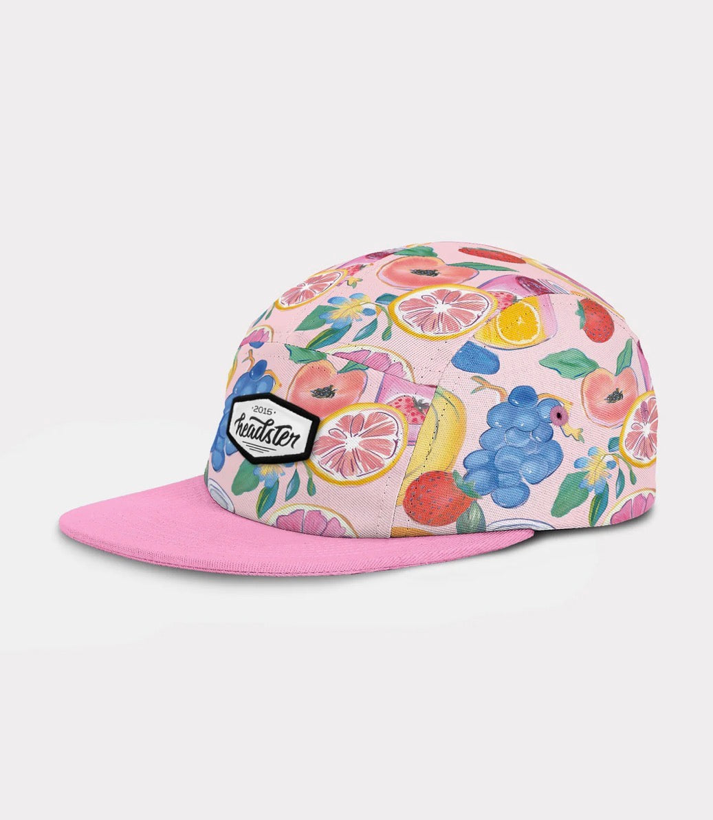 Casquette - Headster rose avec imprimé fruits colorés, style 5 panneaux en tissu, pour enfant, vue de profil.