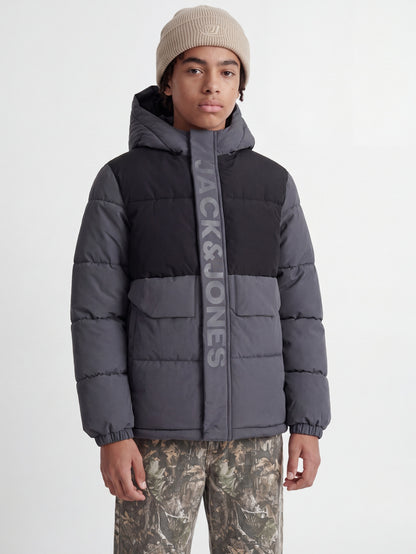 Manteau d'hiver - Jack & Jones noir et gris matelassé à capuche porté par un jeune homme vue de face