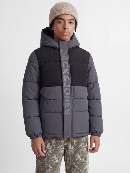 Manteau d'hiver - Jack & Jones noir et gris matelassé à capuche porté par un jeune homme vue de face