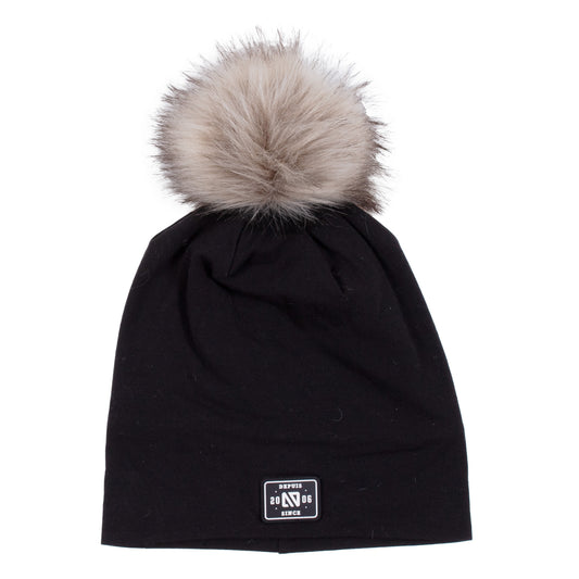 Tuque Mi-Saison noire en tissu doux avec pompon en fausse fourrure beige, style mi-saison, vue de face.