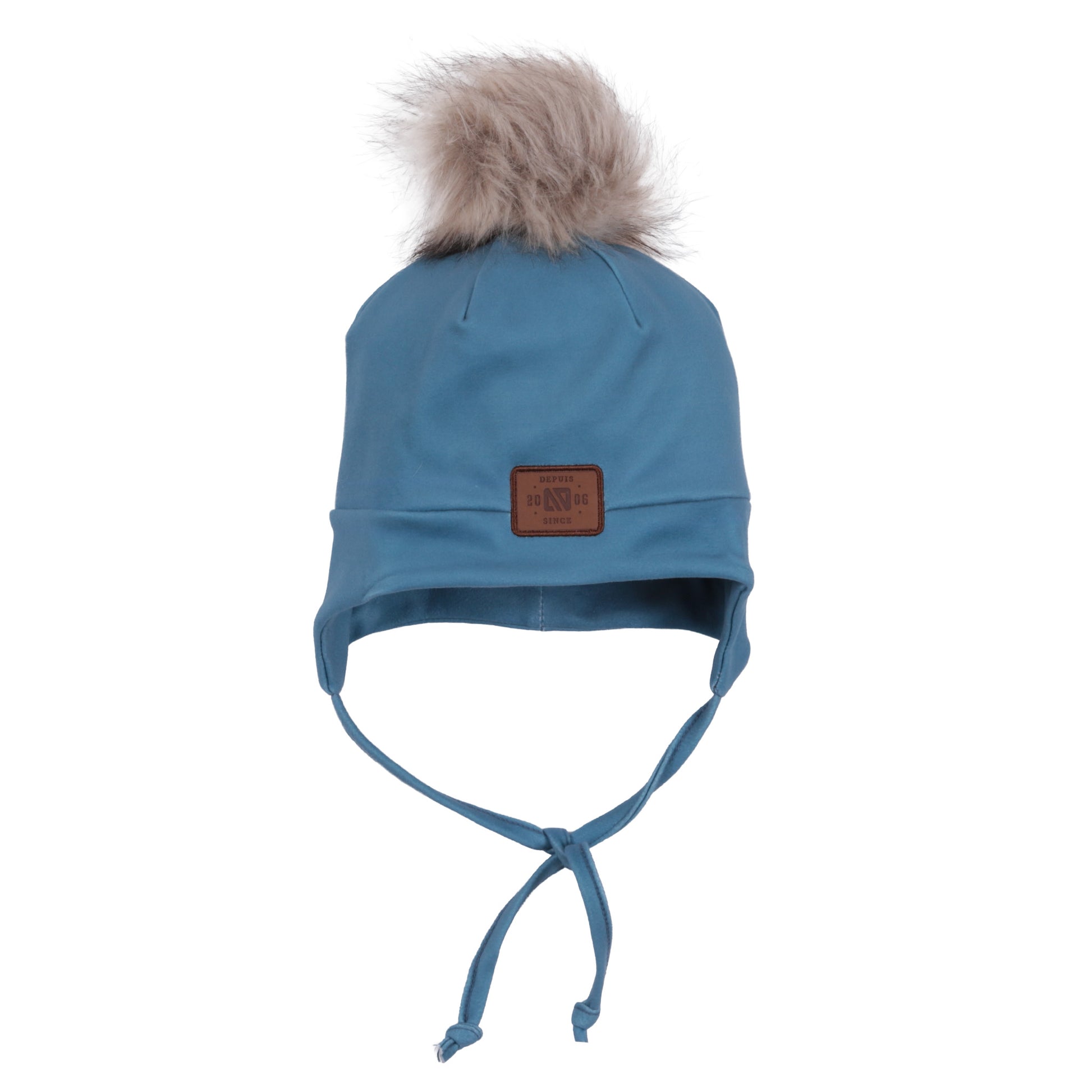Tuque Mi-Saison - Nanö bleu avec pompon fourrure beige, liens à nouer sous le menton, style mi-saison pour enfant, vue de face.