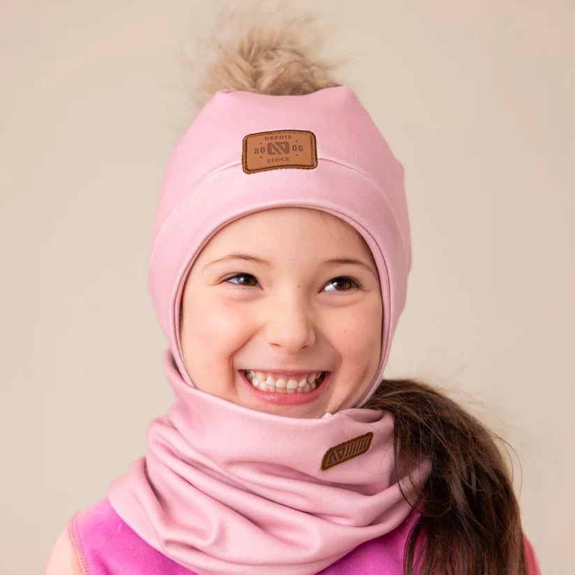 Tuque d'hiver- Nanö rose portée par une fille avec pompon et cache-cou assorti vue de face