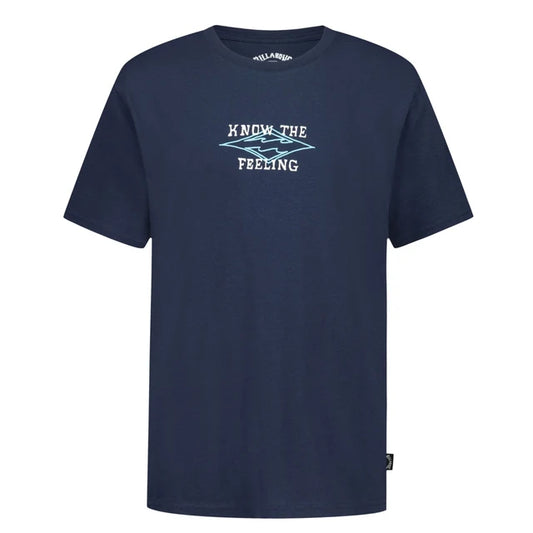 T-Shirt - Billabong bleu marine en coton avec inscription blanche et motif vague bleu clair, coupe classique, vue de face.