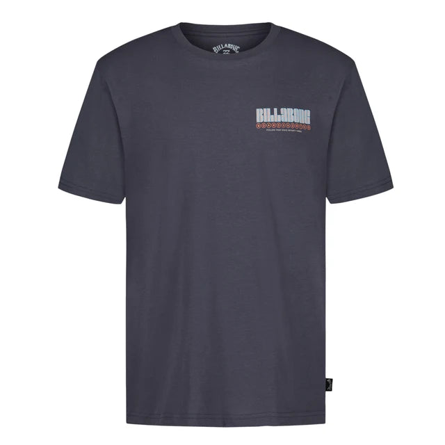 T-Shirt - Billabong gris anthracite en jersey coton, motifs bleus et photos rétro, vue de face et dos, style casual adulte.
