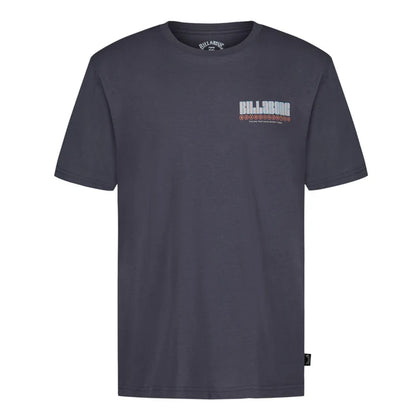 T-Shirt - Billabong gris anthracite en jersey coton, motifs bleus et photos rétro, vue de face et dos, style casual adulte.
