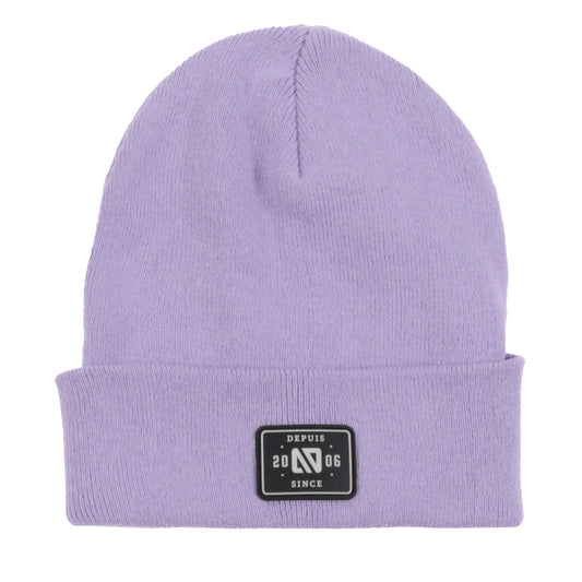 Tuque Mi-Saison - Nanö lilas en tricot doux double épaisseur avec écusson noir, vue de face, taille enfant unisexe.