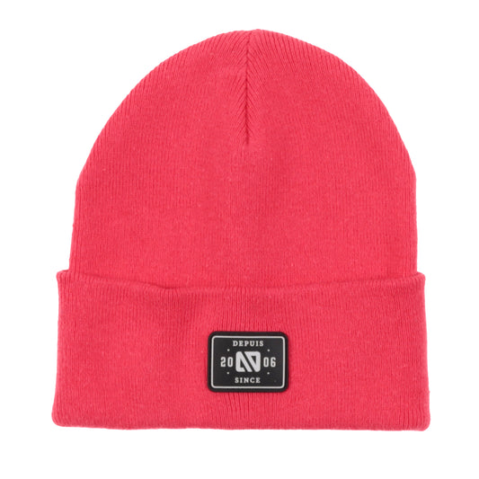 Tuque Mi-Saison - Nanö rouge uni en tricot doux double épaisseur avec écusson en faux cuir, vue de face, unisexe adulte.