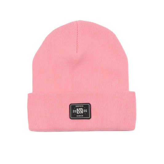 Tuque Mi-Saison - Nanö rose uni en tricot doux double épaisseur avec écusson noir, vue de face, unisexe enfant.
