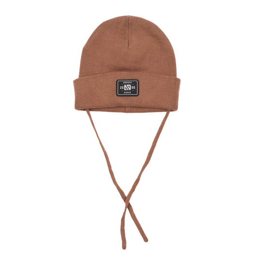 Tuque Mi-Saison - Nanö en coton marron clair avec cordons, style simple pour enfant, vue de face avec logo central.