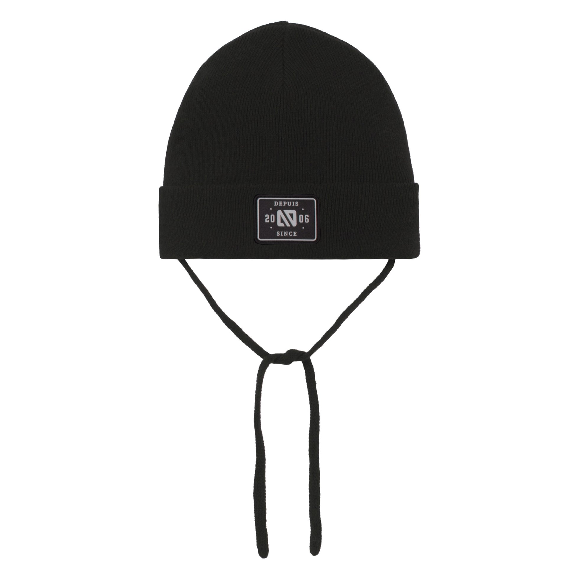 Tuque Mi-Saison - Nanö noire en tricot avec cordons de serrage, patch logo devant, pour enfant, vue de face.