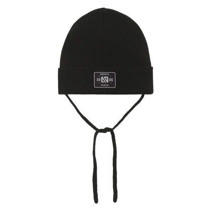 Tuque Mi-Saison - Nanö noire en tricot avec cordons de serrage, patch logo devant, pour enfant, vue de face.
