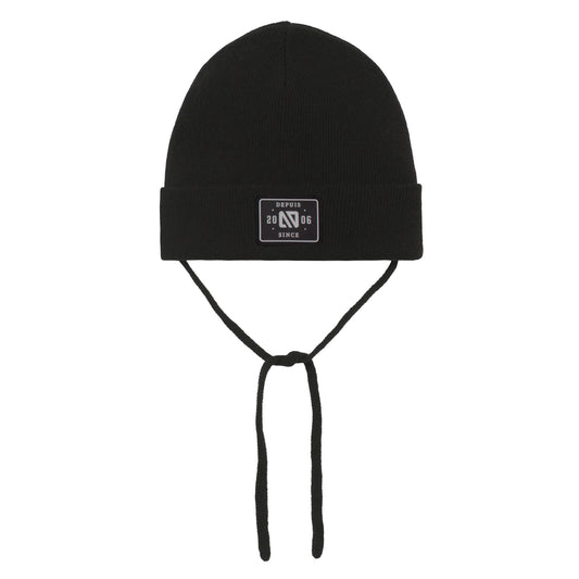 Tuque Mi-Saison - Nanö noire en tricot avec cordons de serrage, patch logo devant, pour enfant, vue de face.