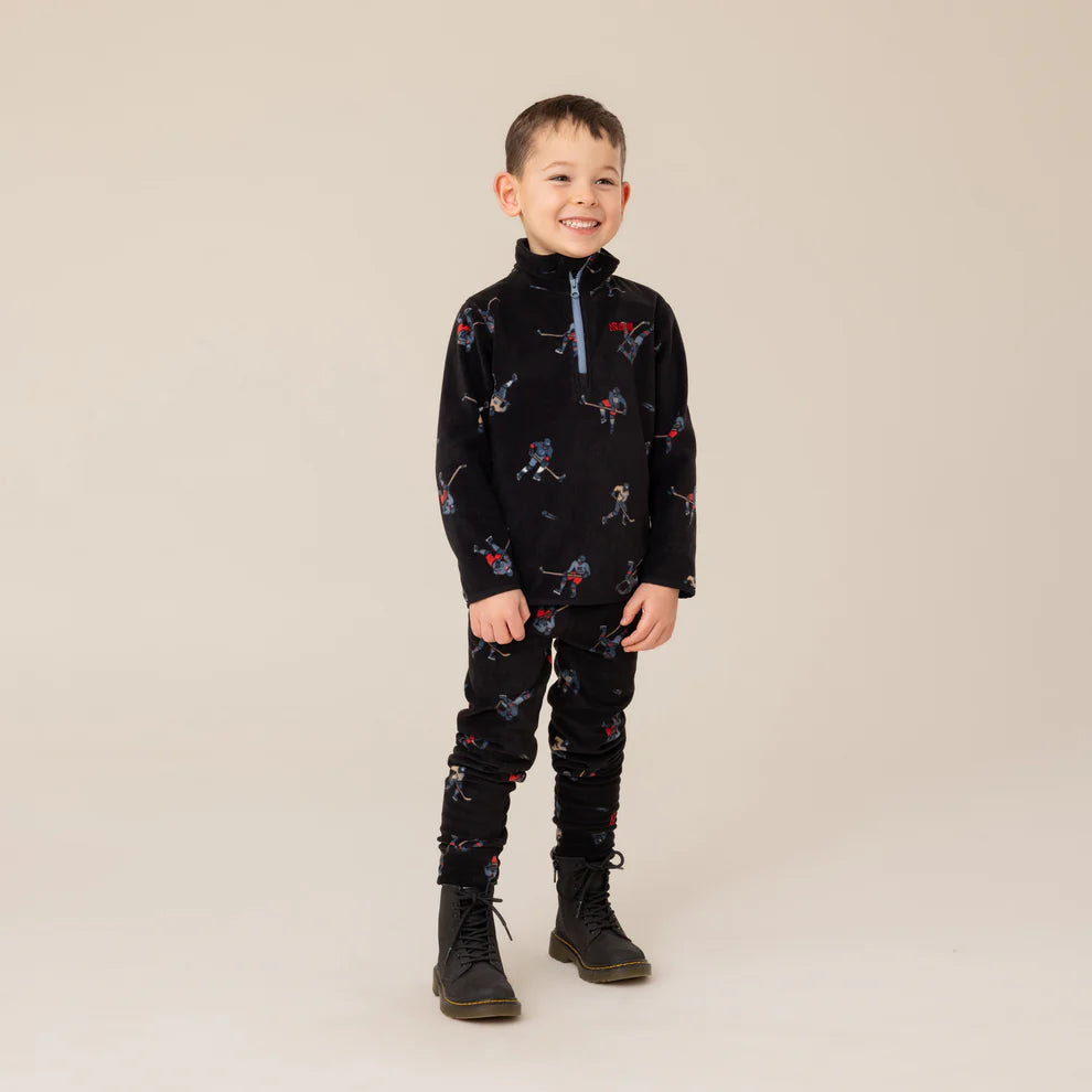 Ensemble Thermal - Nanö noir avec motifs colorés de skieurs, en tissu thermique, pour garçon, porté sur mannequin, vue de face.
