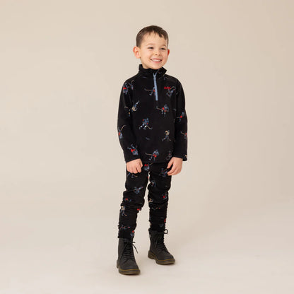 Ensemble Thermal - Nanö noir avec motifs colorés de skieurs, en tissu thermique, pour garçon, porté sur mannequin, vue de face.