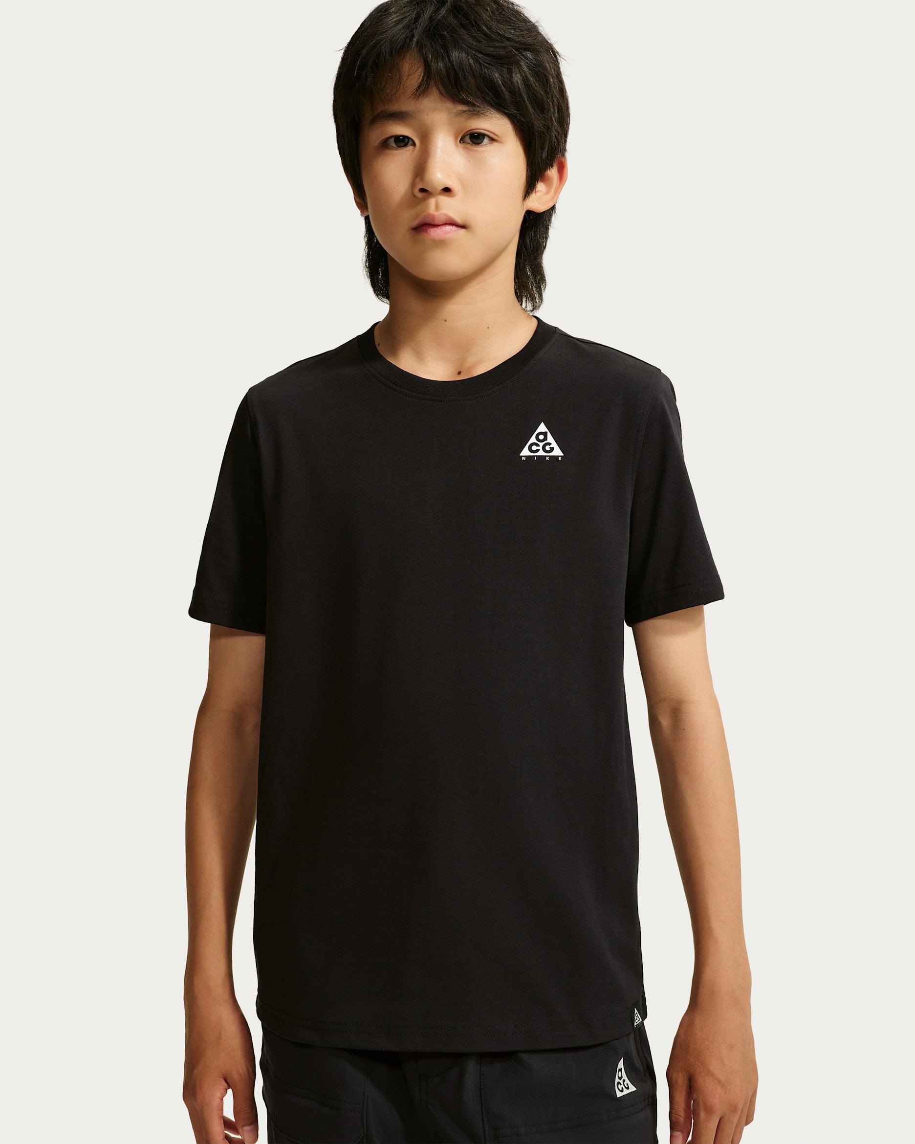 T-Shirt Hbr Acc - Nike noir à manches courtes, porté par un garçon, vue de face avec petit logo blanc 񟿿
