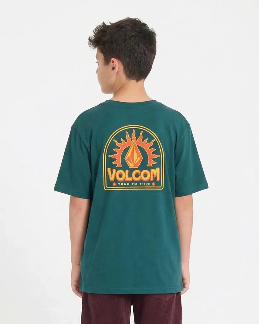 T-Shirt - Volcom vert forêt avec logo orange et jaune au dos, en coton recyclé, porté par garçon vue de dos.