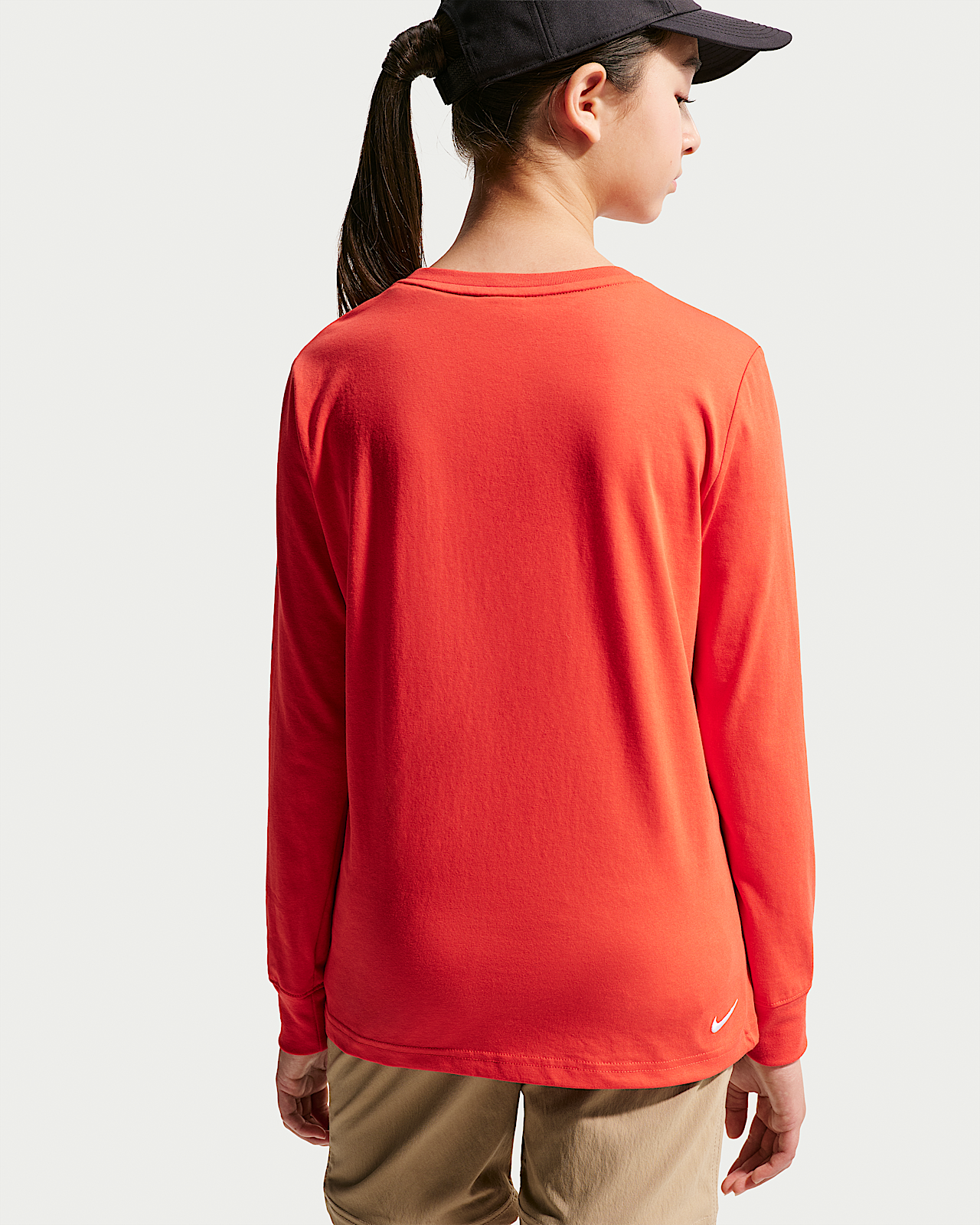 Chandail ACG Dri-FIT - Nike rouge à manches longues porté par une jeune fille vue de dos