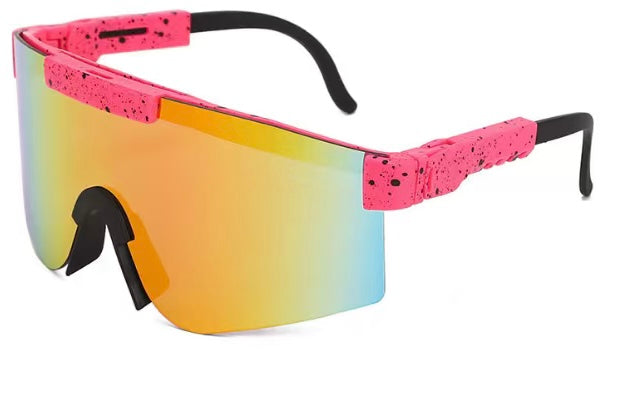 Lunettes de soleil ajustables - Kids Windshield avec monture rose à taches noires et verre miroir orange bleu, style sport pour enfant, vue de trois-quarts.