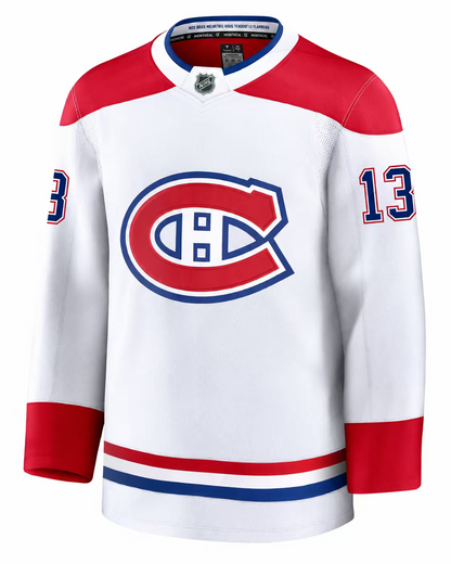 Jersey de hockey Canadiens - Caufield blanc à manches longues avec épaules et poignets rouges, logo du Canadien en rouge et bleu, vue de face.
