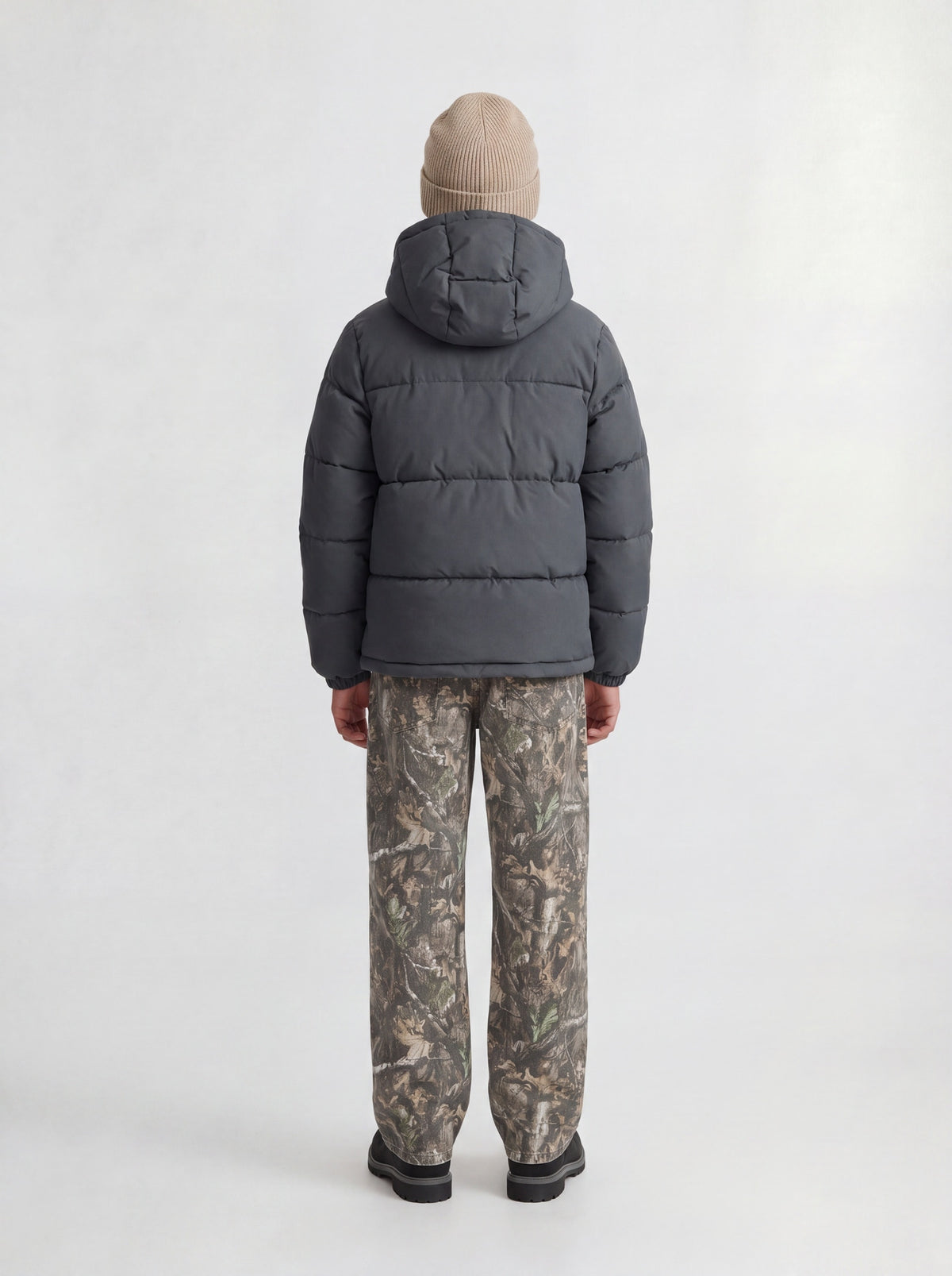 Manteau d'hiver - Jack & Jones, manteau matelassé gris foncé à capuche, vue de dos, porté par un mannequin