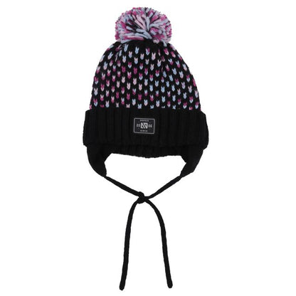 Tuque D'hiver - Nanö noire avec motifs roses et bleus, pompon multicolore, doublure chaude et liens sous le menton, vue de face.