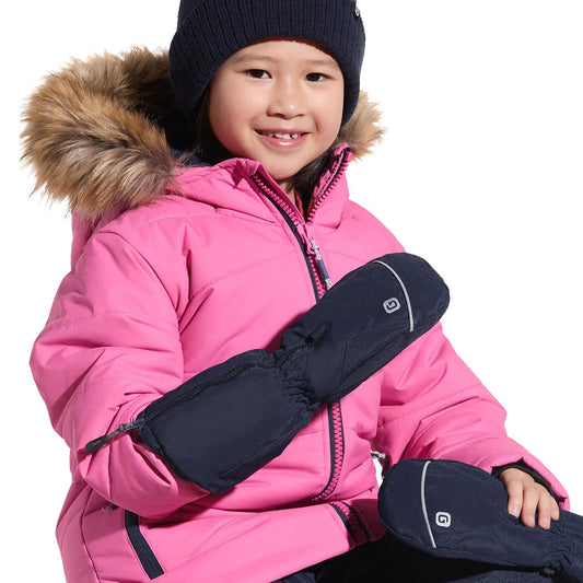 Mitaines d'hiver Chuck - Gusti noires pour fille enfant portées avec une veste rose vue de face