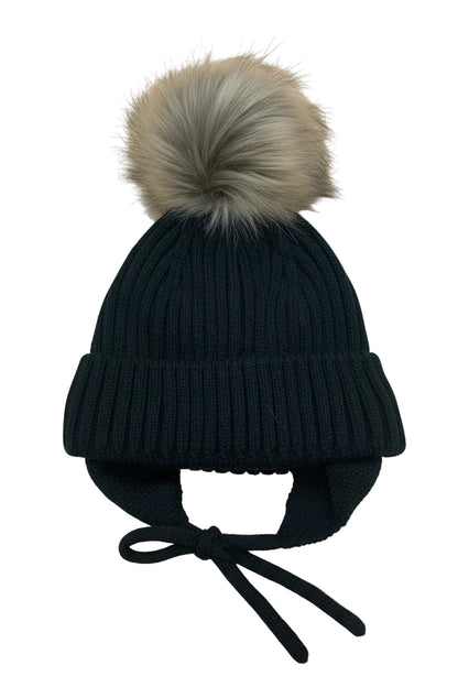 Tuque d'hiver - Nanö noire en tricot avec pompon fourrure beige, protection avec liens sous le menton, pour enfant, vue de face.