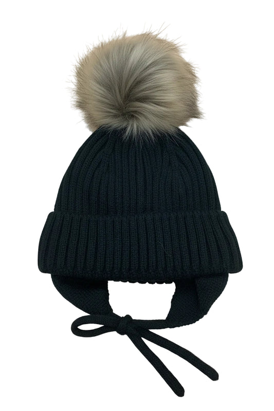 Tuque d'hiver - Nanö noire en tricot avec pompon fourrure beige, protection avec liens sous le menton, pour enfant, vue de face.