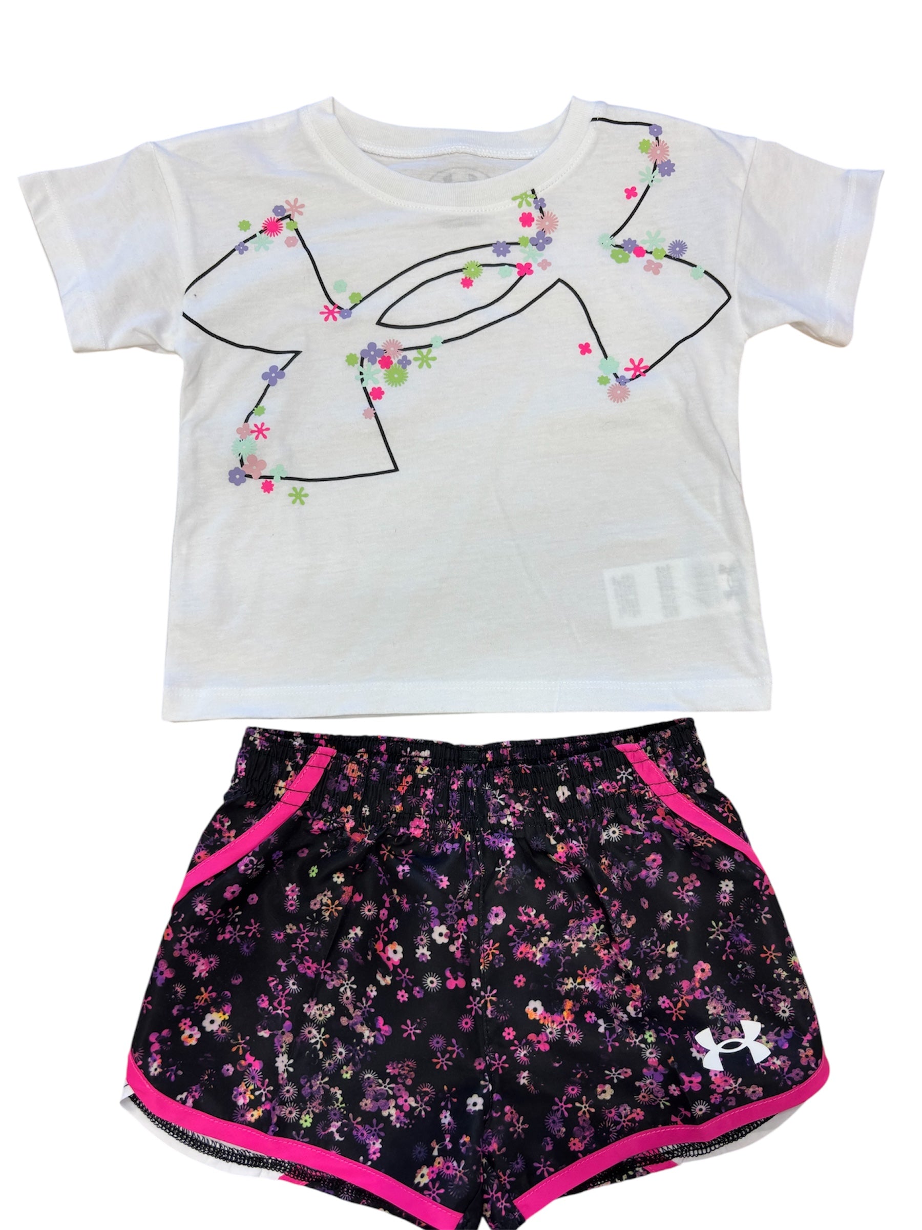 Ensemble Short - Under Armour position galerie 1, short imprimé fleurs sur fond noir et t-shirt blanc décoré fleurs colorées.