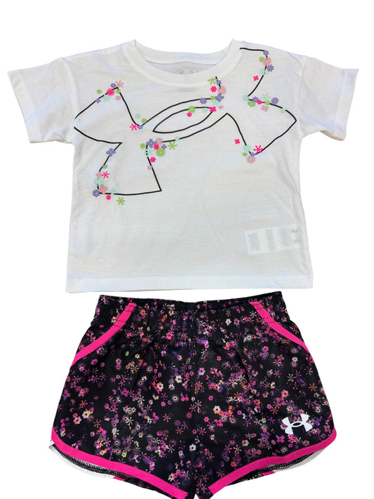 Ensemble Short - Under Armour position galerie 1, short imprimé fleurs sur fond noir et t-shirt blanc décoré fleurs colorées.