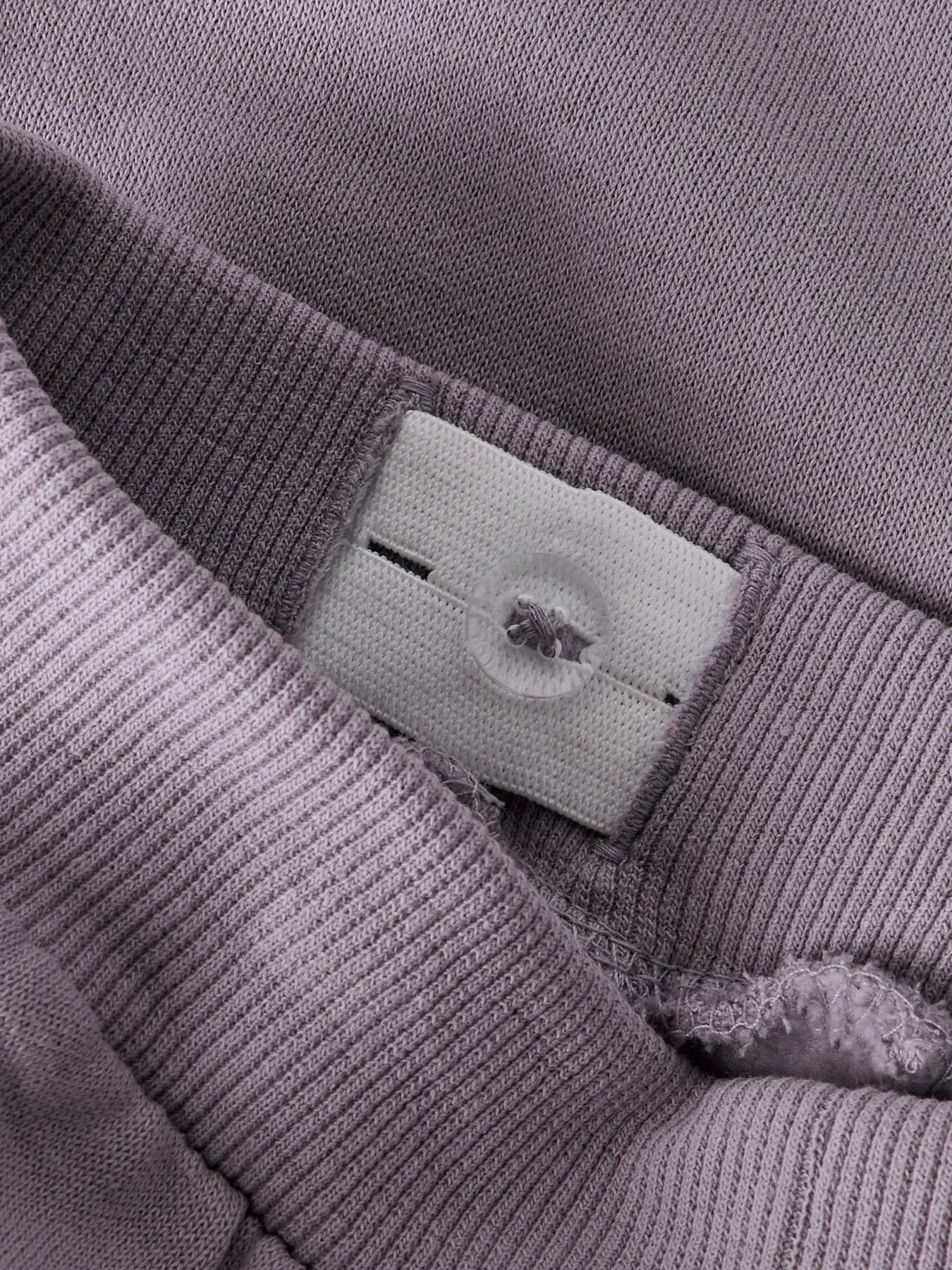 Détail intérieur taille ajustable du Pantalon - Name It violet clair en coton polyester, vue rapprochée verticale orientation portrait.