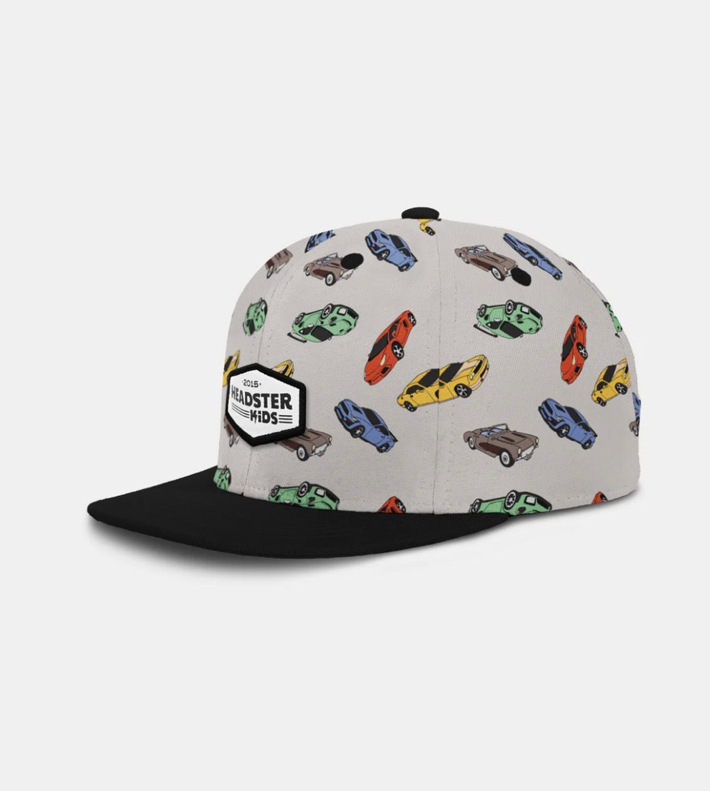 Casquette - Headster beige à motif voitures multicolores, visière noire, pour enfant, vue de profil droit.