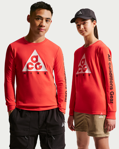 Chandail ACG Dri-FIT - Nike rouge à manches longues avec logo ACG blanc porté par deux jeunes adultes vue de face