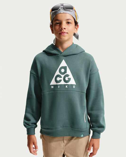 Hoodie ACG - Nike vert foncé avec logo blanc sur le devant porté par un garçon en vue de face
