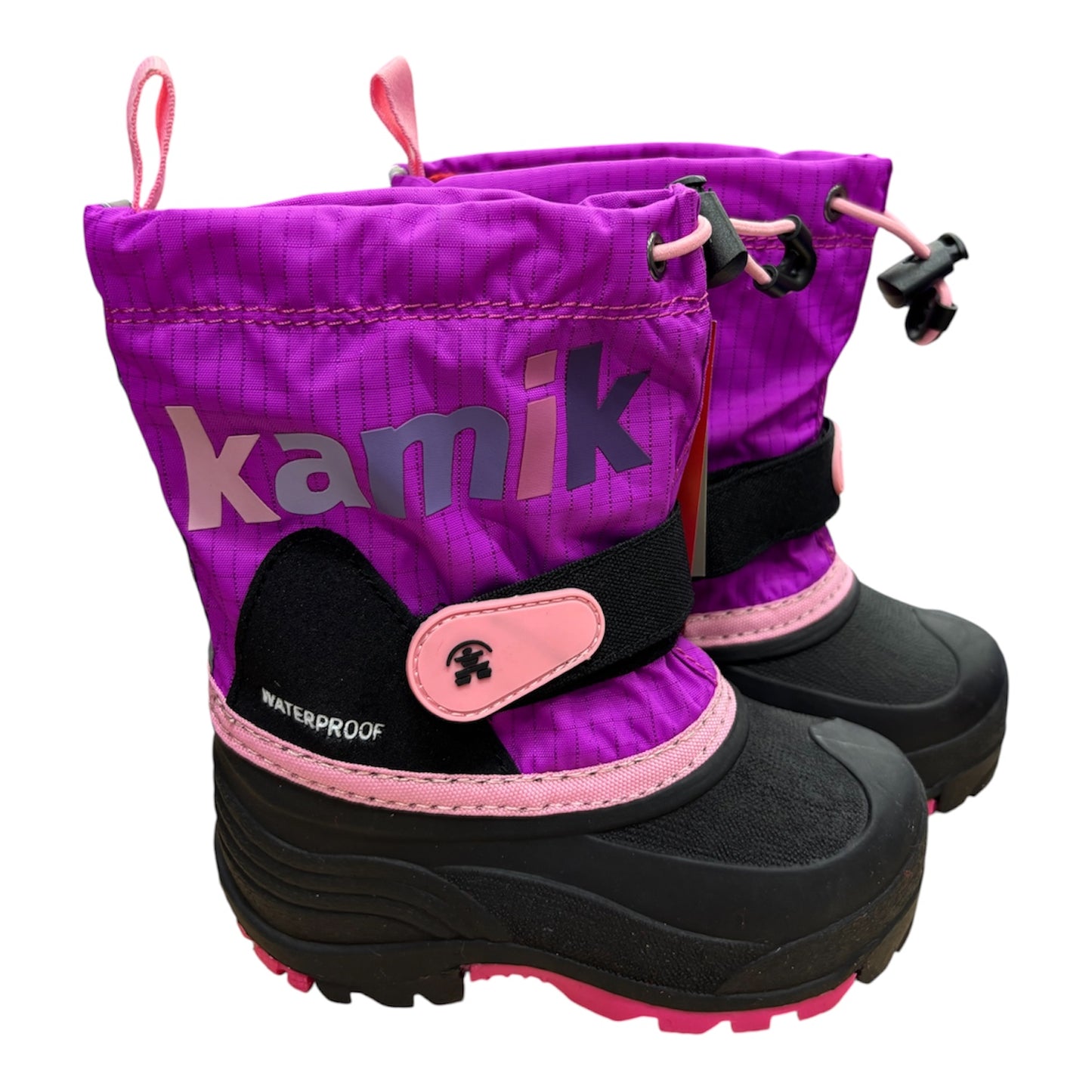 Bottes d'hiver Waterbug 5 - Kamik pour enfant, en tissu violet et noir imperméable avec détails roses, vue de côté et de trois quarts.