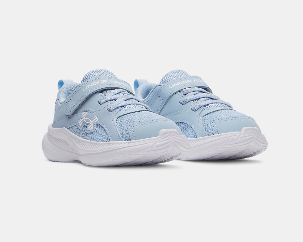 Espadrilles UA Assert 11 AC - Under Armour bleu clair avec semelle blanche, mesh respirant et fermeture scratch, vue de face pour enfant.