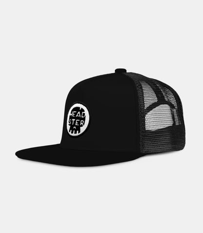 Casquette - Headster noire avec logo rond blanc devant, style casquette trucker filet, vue de trois quarts droit.