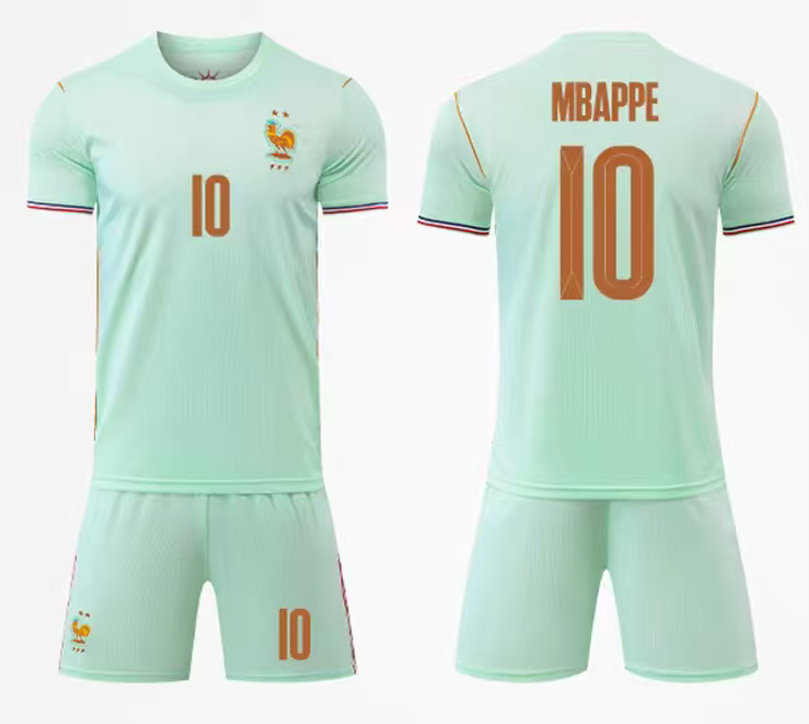 Ensemble de soccer France - MBAPPÉ couleur vert clair avec numéros et détails rouges, style maillot et short, vue de face et dos.