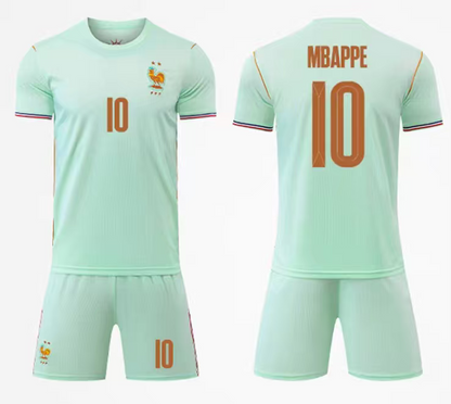 Ensemble de soccer France - MBAPPÉ couleur vert clair avec numéros et détails rouges, style maillot et short, vue de face et dos.