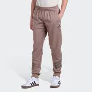 Pantalon - Adidas beige en tissu molletonné avec ceinture élastique, coupe jogger, porté sur mannequin adulte, vue de face.