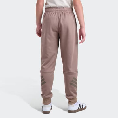 Pantalon - Adidas beige en tissu doux avec taille élastique et détails logo sur les mollets, porté de dos sur mannequin enfant.