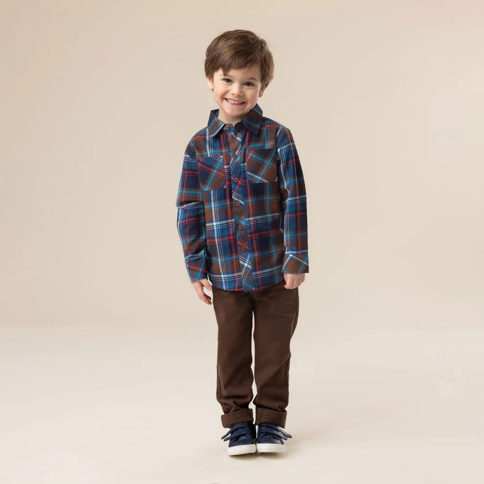 Chemise - Nanö à carreaux bleus, blancs et rouges pour enfant garçon, en tissu léger, vue portée de face sur mannequin souriant.