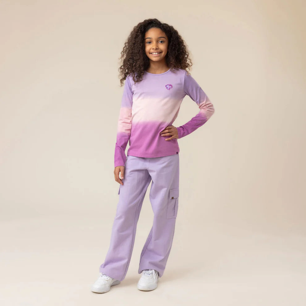 Chandail - Nanö à manches longues en dégradé violet et rose, en coton, porté par une enfant debout en vue de face.