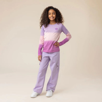Chandail - Nanö à manches longues en dégradé violet et rose, en coton, porté par une enfant debout en vue de face.