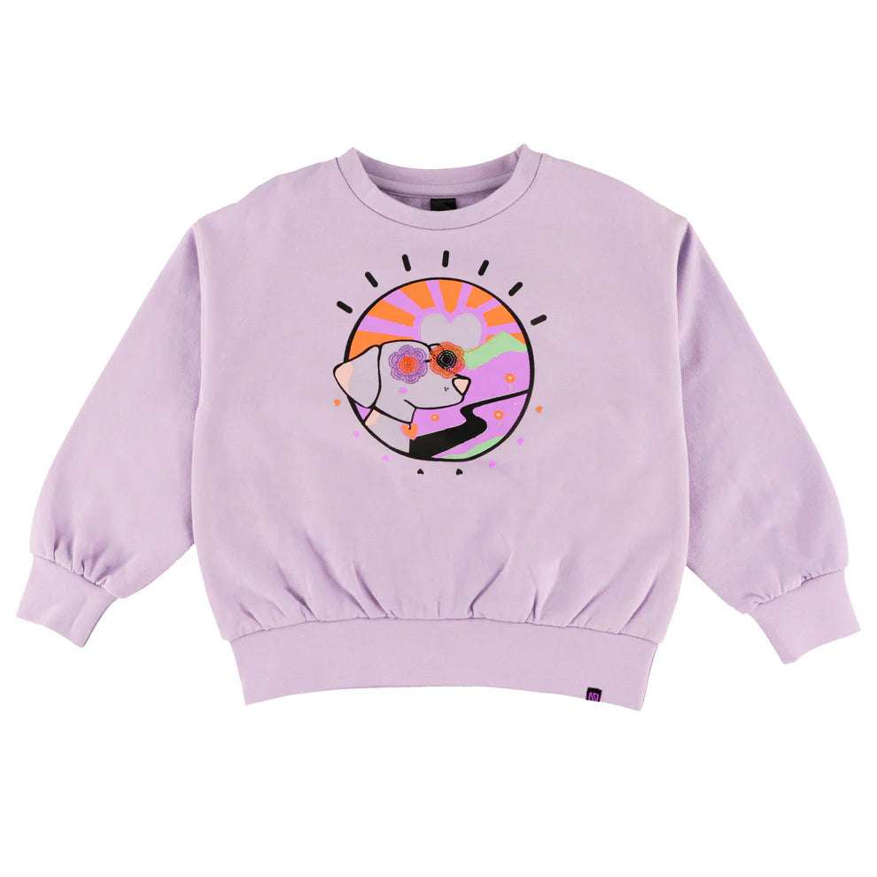 Chandail - Nanö violet clair en coton, manches longues, motif chien coloré avec soleil stylisé, pour enfant, vue de face.