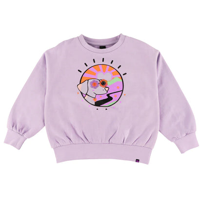 Chandail - Nanö violet clair en coton, manches longues, motif chien coloré avec soleil stylisé, pour enfant, vue de face.
