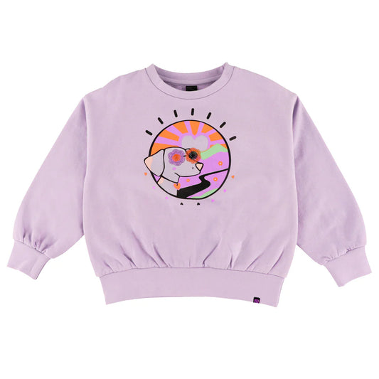 Chandail - Nanö violet clair en coton, manches longues, motif chien coloré avec soleil stylisé, pour enfant, vue de face.
