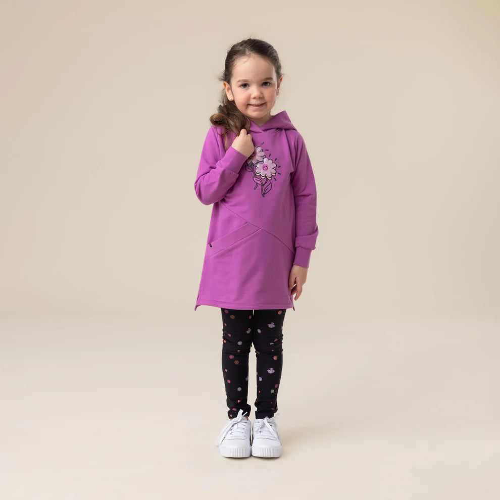Tunique - Nanö violet à capuche avec motif floral rose et blanc, en textile doux, portée par une enfant, vue de face.