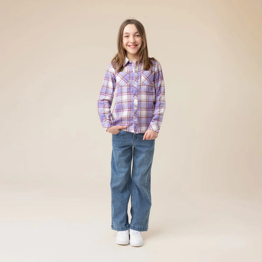 Enfant fille portant un Jeans - Nanö bleu en denim avec une chemise à carreaux violette et blanche, vue de face, tenue décontractée.